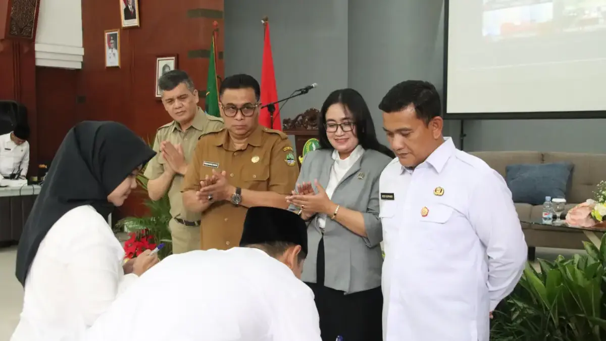 Penyerahan SK pegawai di lingkungan Disdik Jabar, Senin (8/12). (dok humas)