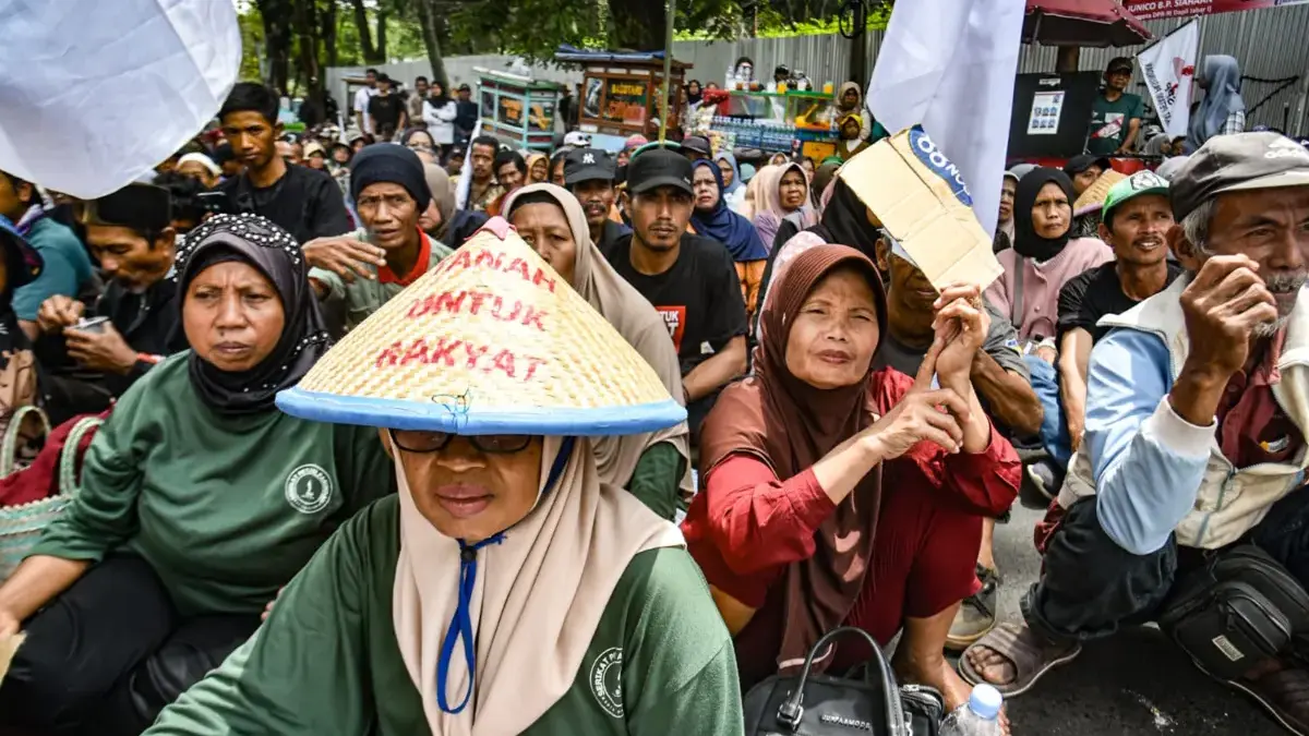 Ratusan massa petani dan aktivis yang tergabung dalam Gerakan Reforma Agraria dan Lingkungan Hidup Jawa Barat
