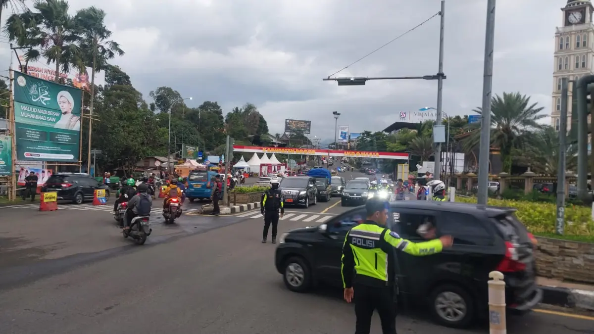 Situasi arus lalu lintas di kawasan puncak setelah diberlakukan kembali rekayasa normal atau dua arah. Foto: R