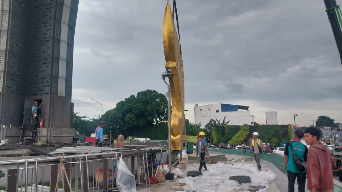 Pemkab Bogor Pasang Kujang Setinggi 14 Meter di Atas Tugu Pancakarsa Proses pemasangan Kujang di Tugu Pancakarsa. Foto: Regi