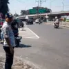 Petugas Dishub Bandung Barat saat melakukan pengawasan area parkir di kawasan Padalarang. Dok Jabar Ekspres/Su