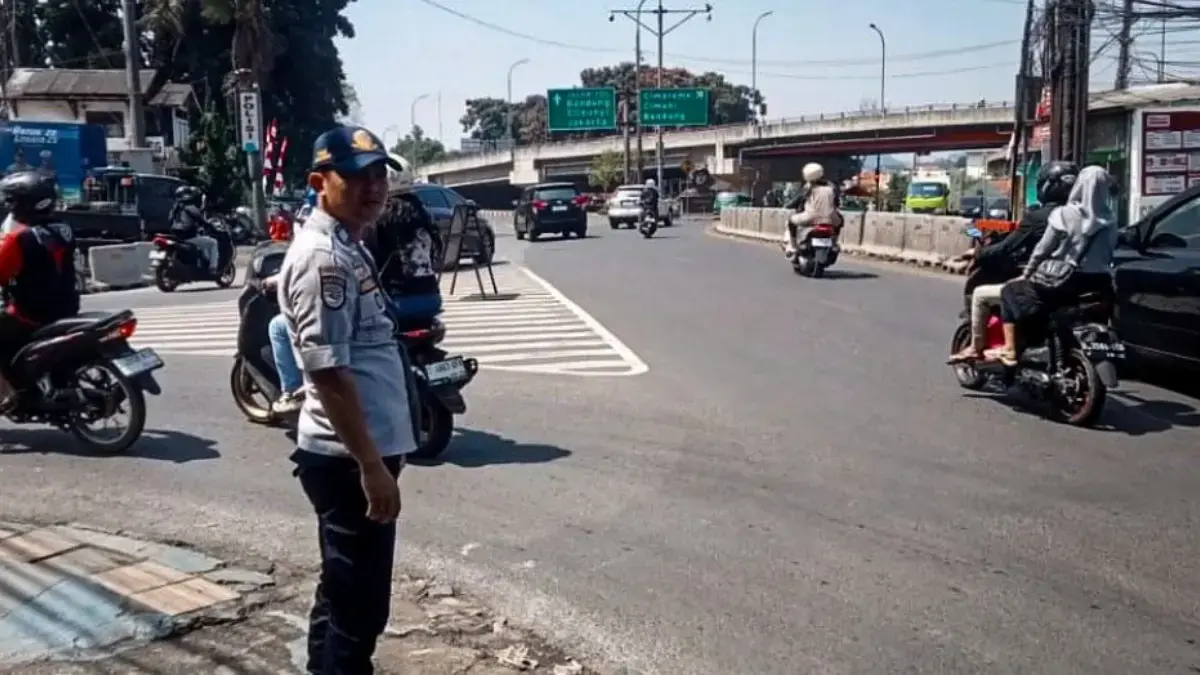 Petugas Dishub Bandung Barat saat melakukan pengawasan area parkir di kawasan Padalarang. Dok Jabar Ekspres/Su