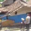 Kondisi rumah Ibu Ade Juriah (70). Warga Kampung Pojok, Desa Bojongmanggu, Kecamatan Pameungpeuk, Kabupaten Ba