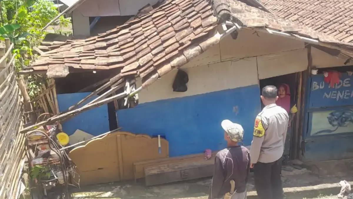 Kondisi rumah Ibu Ade Juriah (70). Warga Kampung Pojok, Desa Bojongmanggu, Kecamatan Pameungpeuk, Kabupaten Ba