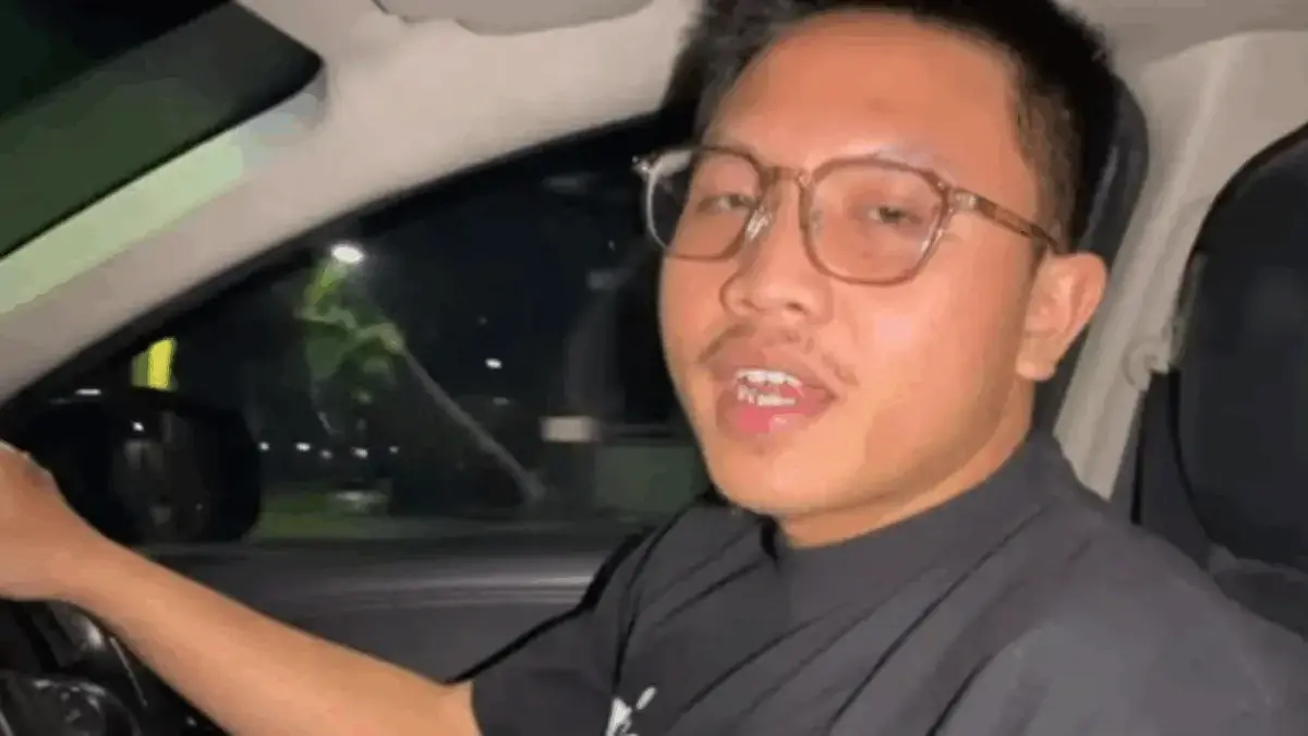 Resbob Alias Adimas Firdaus Resmi Dipolisikan Atas Kasus Penghinaan Suku Sunda dan Viking Persib Selebgram Resbob, yang memiliki nama asli Adimas Firdaus, tengah menjadi pusat perhatian publik setelah ucapan