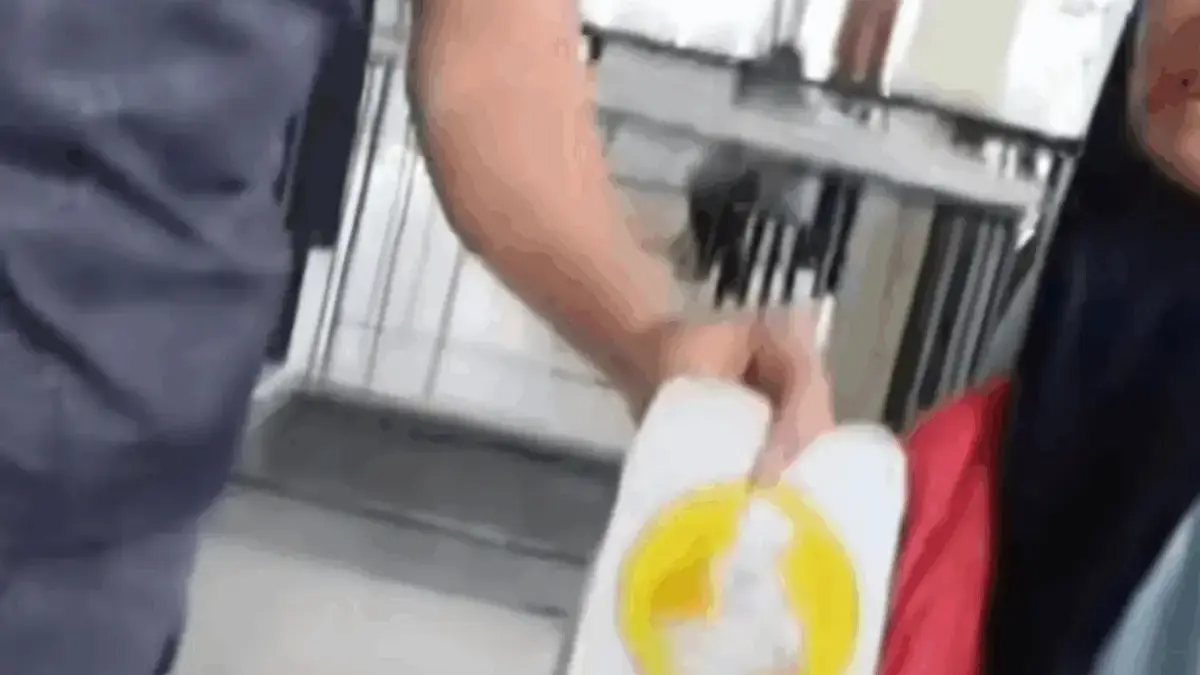 Roti O Buka Suara soal Kebijakan Cashless Usai Viral Tolak Uang Tunai Lansia Roti O Buka Suara soal Kebijakan Cashless Usai Viral Tolak Uang Tunai Lansia