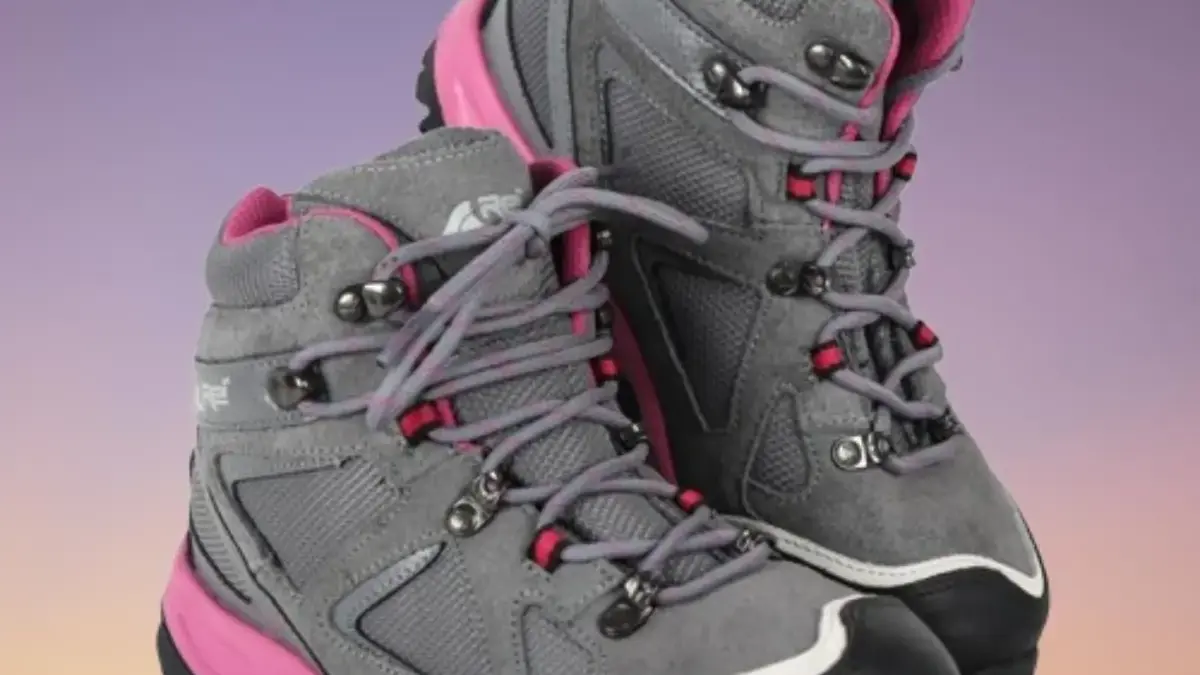 7 Rekomendasi Sepatu Gunung Paling Oke dan Awet Sepanjang Tahun 2025