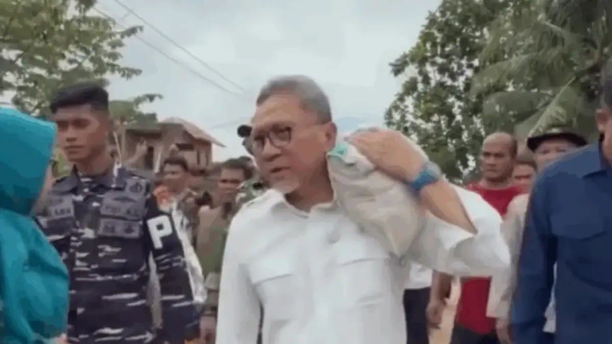 Respon Zulhas Soal Videonya yang Viral Saat Panggul Beras di Lokasi Banjir Sumatra Respon Zulhas Soal Videonya yang Viral Saat Panggul Beras di Lokasi Banjir Sumatra