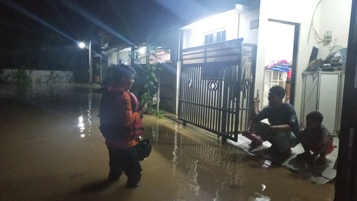 Pihak BPBD Kabupaten Bogor saat memeriksa area yang terdampak banjir di Parungpanjang. Foto: BPBD Kabupaten Bo