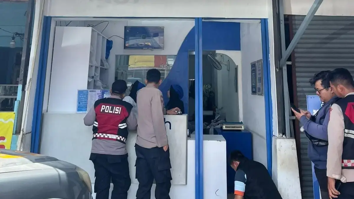 Ist. Polisi saat lakukan pengecekan usai adanya kejadian aksi perampokan di wilayah Cingised, Arcamanik, Kota