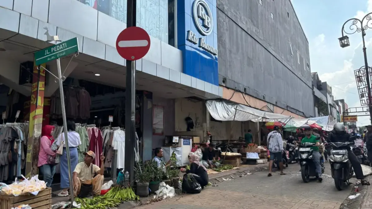 PKL Jalan Pedati hingga Jalan Bata Diminta Segera Relokasi Jelang Pembongkaran Pasar dan Plaza Bogor Kawasan Jalan Pedati, Kecamatan Bogor Tengah yang akan digunakan untuk antrean truk pengambilan puing serta al