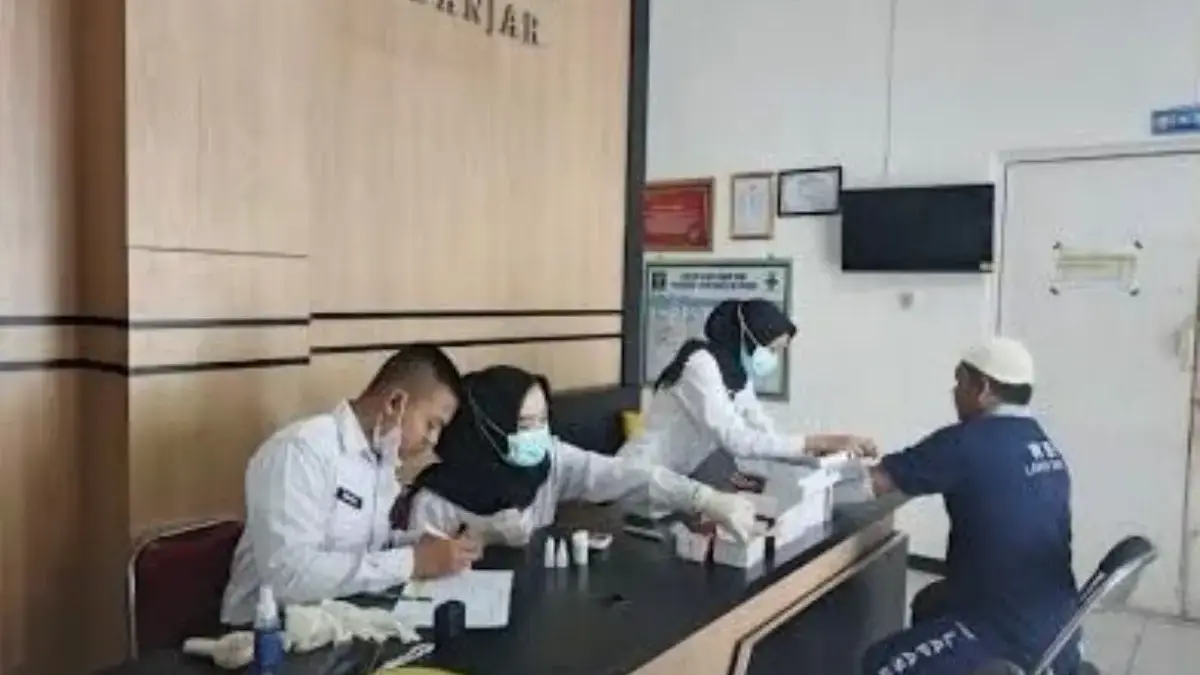 Tenaga medis saat memeriksa kesehatan salah satu warga binaan di Lapas Kelas llB Banjar belum lama ini. Saat i