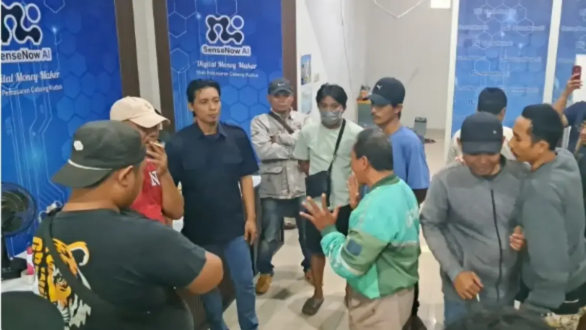Kantor Aplikasi SNAI Kudus Digeruduk Ratusan Nasabah, Tuntut Pengembalian Dana Nasabah aplikasi SNAI Kudus yang menggeruduk kantor pelayanannya pada Minggu (11/1/2026)