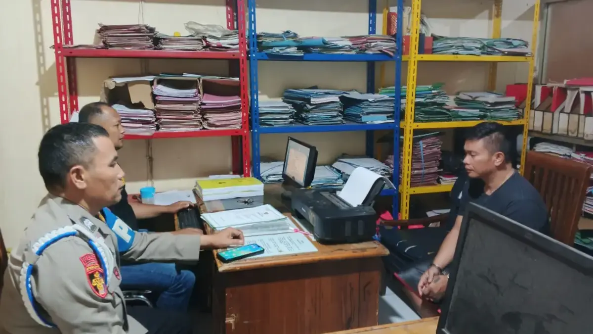 Seorang pria berinisial O (38), warga Kota Bandung, diamankan polisi setelah diduga memeras seorang ibu rumah