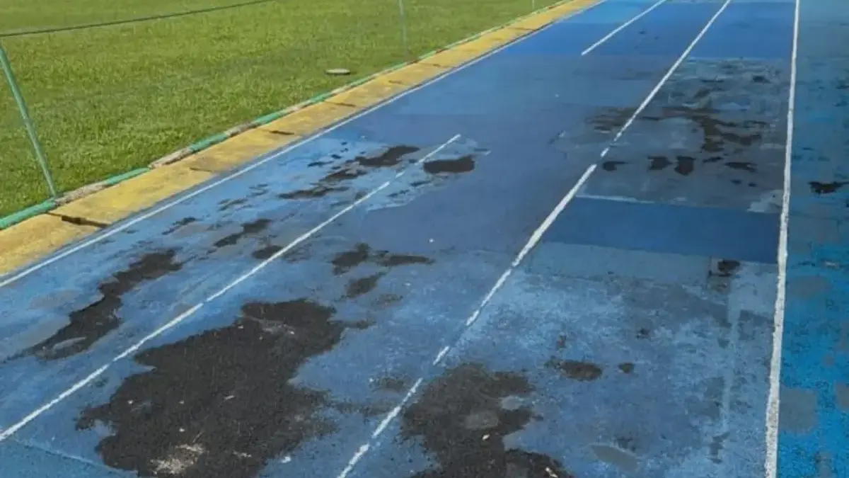 Lintasan Jogging Lapangan Sempur Rusak Bikin Warga Bogor Ngeluh: Lari Harus Ekstra Hati-hati! Kondisi lintasan jogging di Lapangan Sempur, Kota Bogor, yang mengalami kerusakan dan dikeluhkan sejumlah warg
