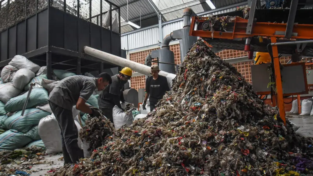 Tak Mau Ulang Kesalahan, Farhan Perketat Aturan Pengelolaan Sampah Bandung foto ilustrasi pemilahan sampah di Kota Bandung. (Dimas / JE)