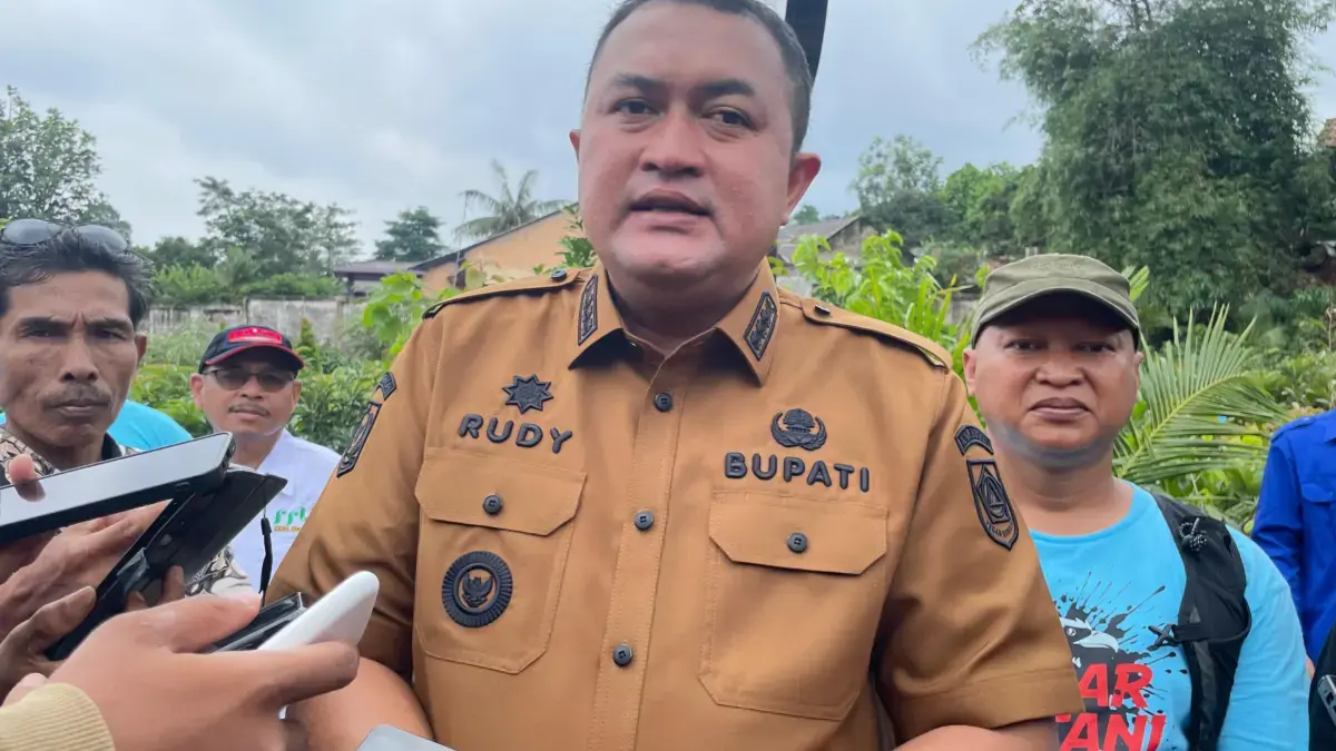 Bupati Bogor, Rudy Susmanto saat mengunjungi Pasar Petani. Foto : Sandika /bogorekspres.com