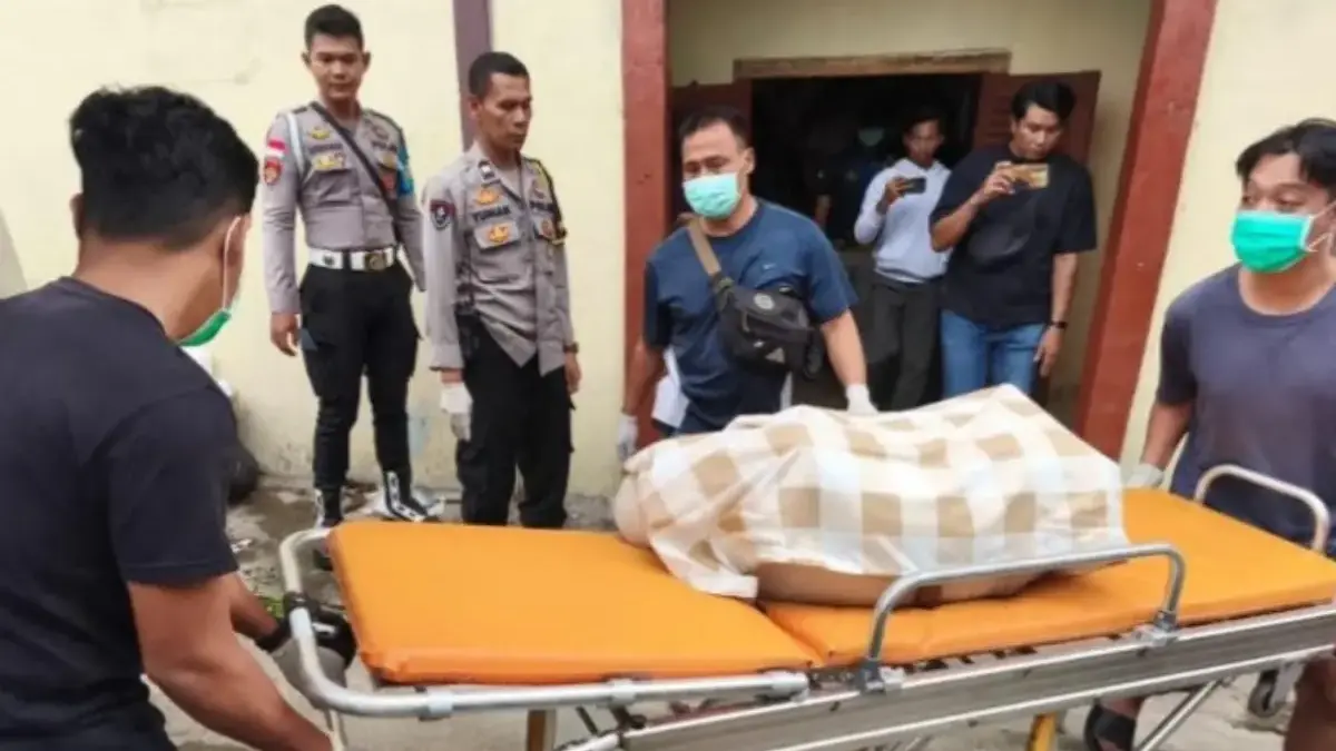 Proses evakuasi mayat dalam karung di Sanggau. (dok istimewa)