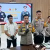 Kapolres Cimahi AKBP Niko N Adi Putra saat Memaparkan Hasil Ekspos Pencapaian Polres Cimahi tahun 2025 (mong)