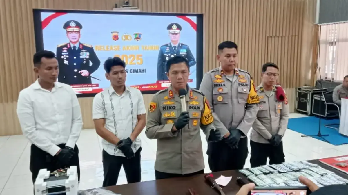Catatan Akhir Tahun Polres Cimahi, Penyelesaian Perkara Kriminal Meningkat Sepanjang 2025 Kapolres Cimahi AKBP Niko N Adi Putra saat Memaparkan Hasil Ekspos Pencapaian Polres Cimahi tahun 2025 (mong)