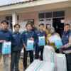 Penyaluran bantuan dari BRI melalui lembaga filantropi karyawan, YBM BRILiaN untuk korban longsor di Cisarua.