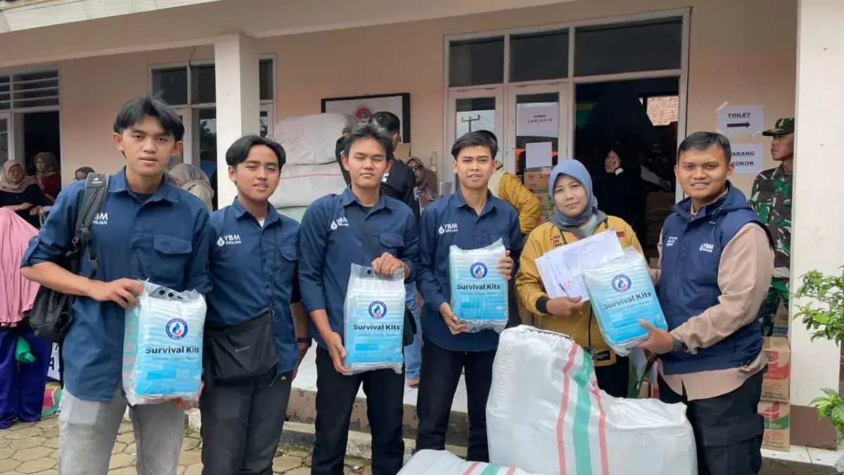 Penyaluran bantuan dari BRI melalui lembaga filantropi karyawan, YBM BRILiaN untuk korban longsor di Cisarua.
