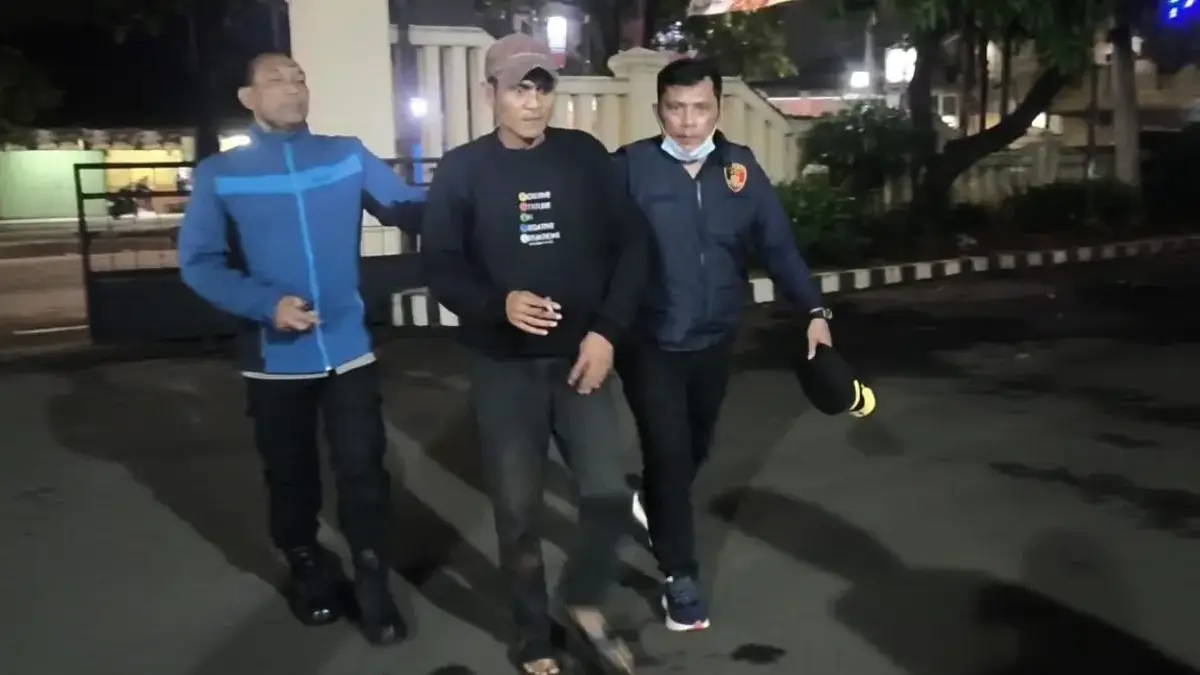 Ngefly Saat Nyetir, Sopir Angkot di Cileungsi Diamankan Polisi Polsek Cileungsi saat membawa sopir angkot yang ngefly saat berkendara. Foto: Polsek Cileungsi