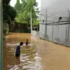 Banjir Rendam Jalan Nanjung Kota Cimahi, Akses Lalu Lintas Mati Total (mong)
