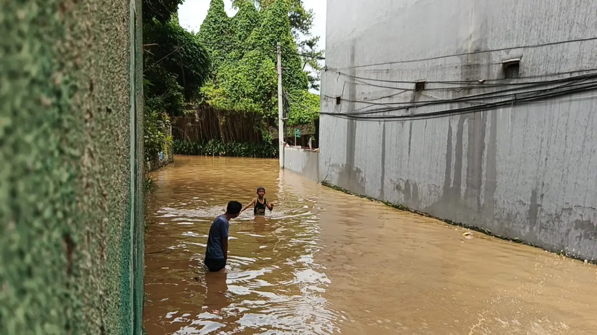 Banjir 2 Meter Lumpuhkan Jalur Nanjung, 1.500 Warga Cimahi Terdampak! Banjir Rendam Jalan Nanjung Kota Cimahi, Akses Lalu Lintas Mati Total (mong)