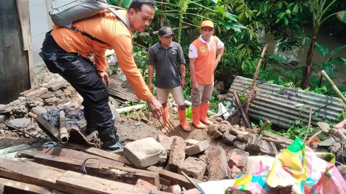 Kondisi dapur ambruk di wilayah kecamatan rumpin akibat hujan dengan intensitas tinggi. Foto: BPBD Kabupaten B
