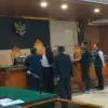 Ist. Proses sidang praperadilan tersangka kasus dugaan korupsi di Pemkot Bandung Erwin. Foto. Sandi Nugraha.