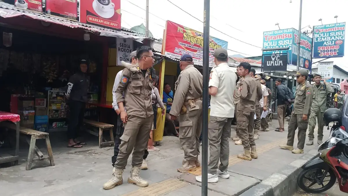 Sejumlah anggota Satpol PP Kabupaten Sumedang ketika melakukan pemantauan sekaligus memberikan pemberitahuan k