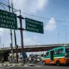 Angkutan umum melintas di Jalan Raya Simpang Padalarang, Kabupaten Bandung Barat. Dok Jabar Ekspres/Suwitno