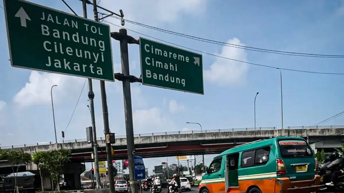Angkutan umum melintas di Jalan Raya Simpang Padalarang, Kabupaten Bandung Barat. Dok Jabar Ekspres/Suwitno