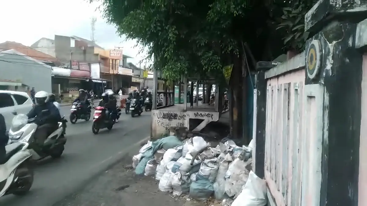 Bangunan halte Trans Metro Bandung (TMB) yang berdiri di pinggir Jalan Raya Cinunuk, wilayah Kecamatan Cileuny
