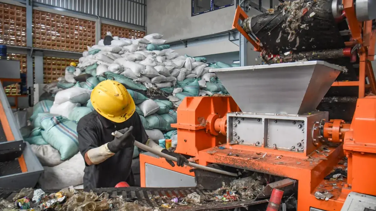 Petugas kebersihan mengolah sampah plastik menjadi Refuse Derived Fuel (RDF) di TPST Tegallega, Kota Bandung,