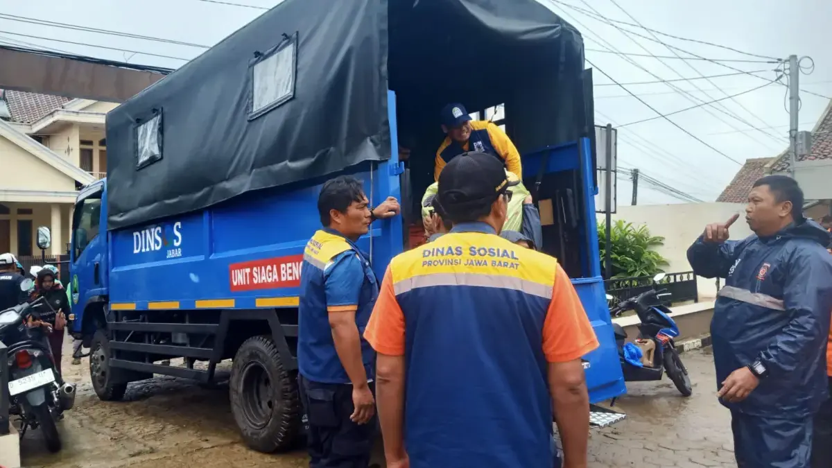 Dinsos Jabar Salurkan Bantuan Logistik untuk Korban Longsor di Desa Pasirlangu, KBB