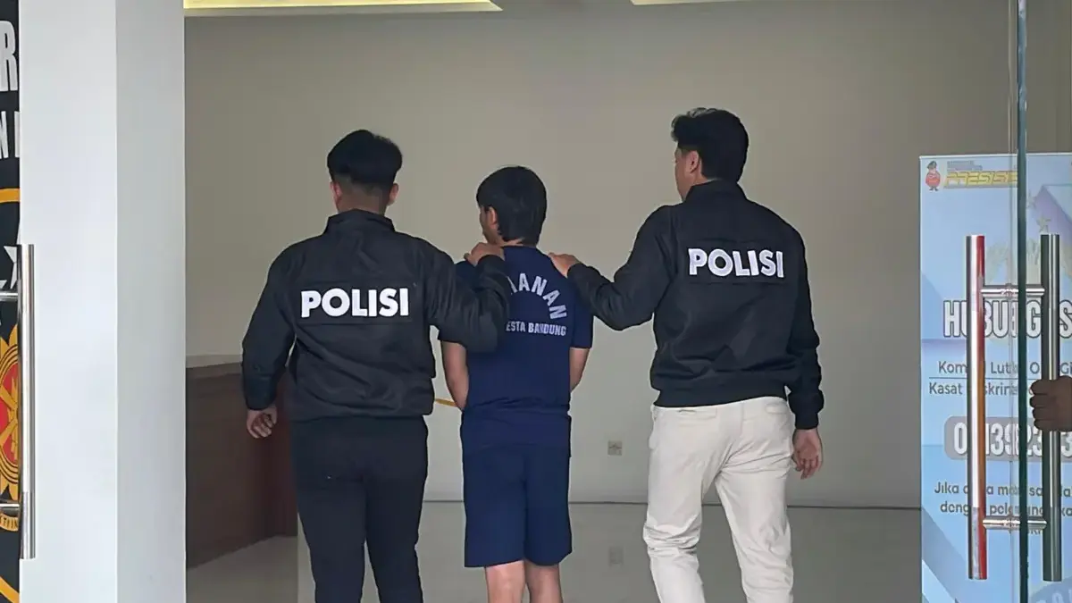 Polisi Tangkap Pelaku Pembunuhan Pria di Parit Kebun Pangalengan Seorang pelaku berinisial RS (23) berhasil ditangkap dan diamankan oleh petugas kepolisian Polresta Bandung se