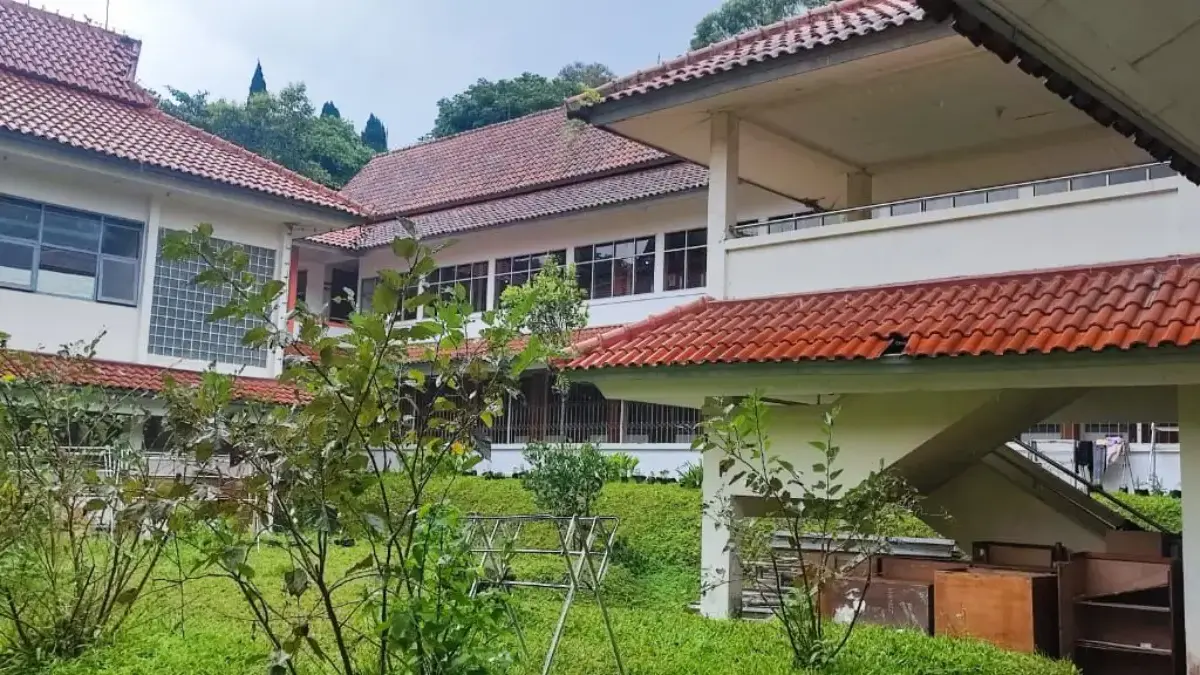 Penyediaan Lahan Hambat Realisasi Sekolah Rakyat di Bandung Barat Gedung Yayasan Asrama Bina Siswa yang dijadikan lokasi sekolah rakyat program unggulan Presiden Prabowo Subian