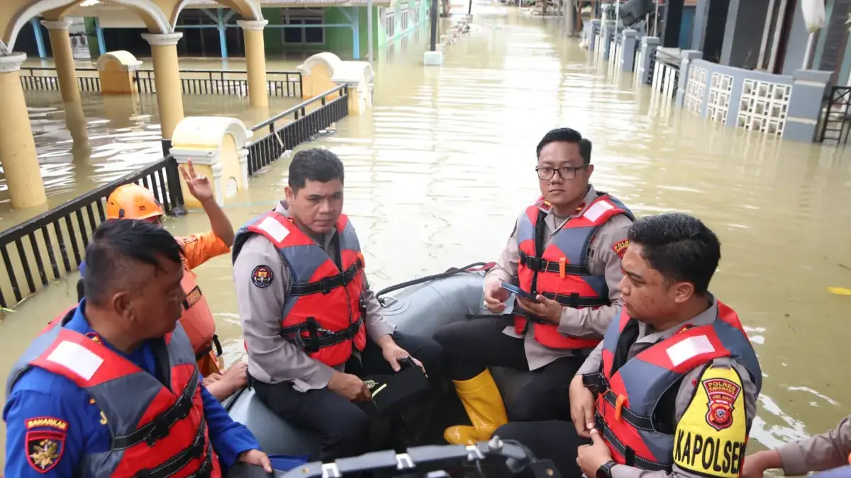 Polda Jabar Jamin Keamanan dan Salurkan Bantuan bagi Korban Banjir di Karawang Dok. Polda Jabar saat lakukan patroli secara rutin terhdap wilayah yang terdampak banjir Karawang. Foto. Humas