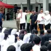 Menteri Koordinator Bidang Pangan Zulkifli Hasan (Zulhas) bersama Bupati Bandung Dadang Supriatna (Kang DS) me