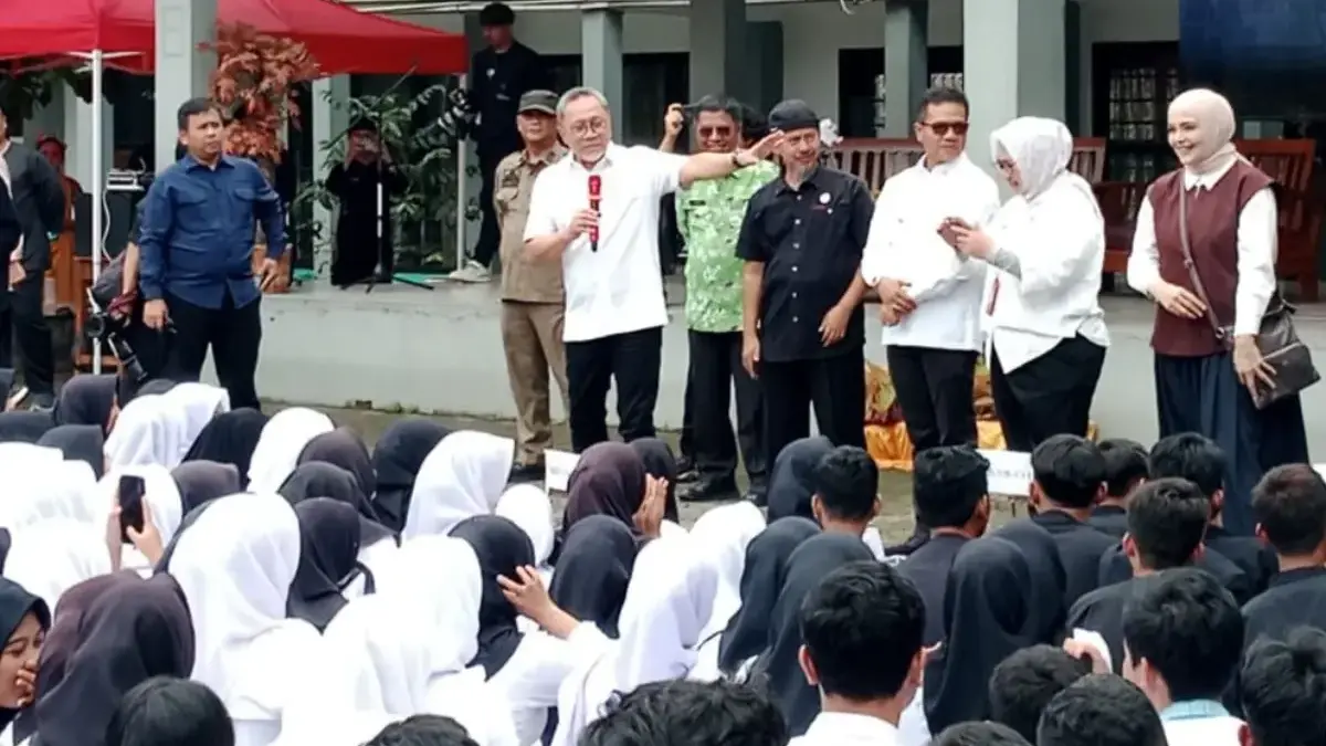 Goes to School di Kabupaten Bandung, Menko Pangan Zulhas Paparkan Manfaat Program MBG Menteri Koordinator Bidang Pangan Zulkifli Hasan (Zulhas) bersama Bupati Bandung Dadang Supriatna (Kang DS) me