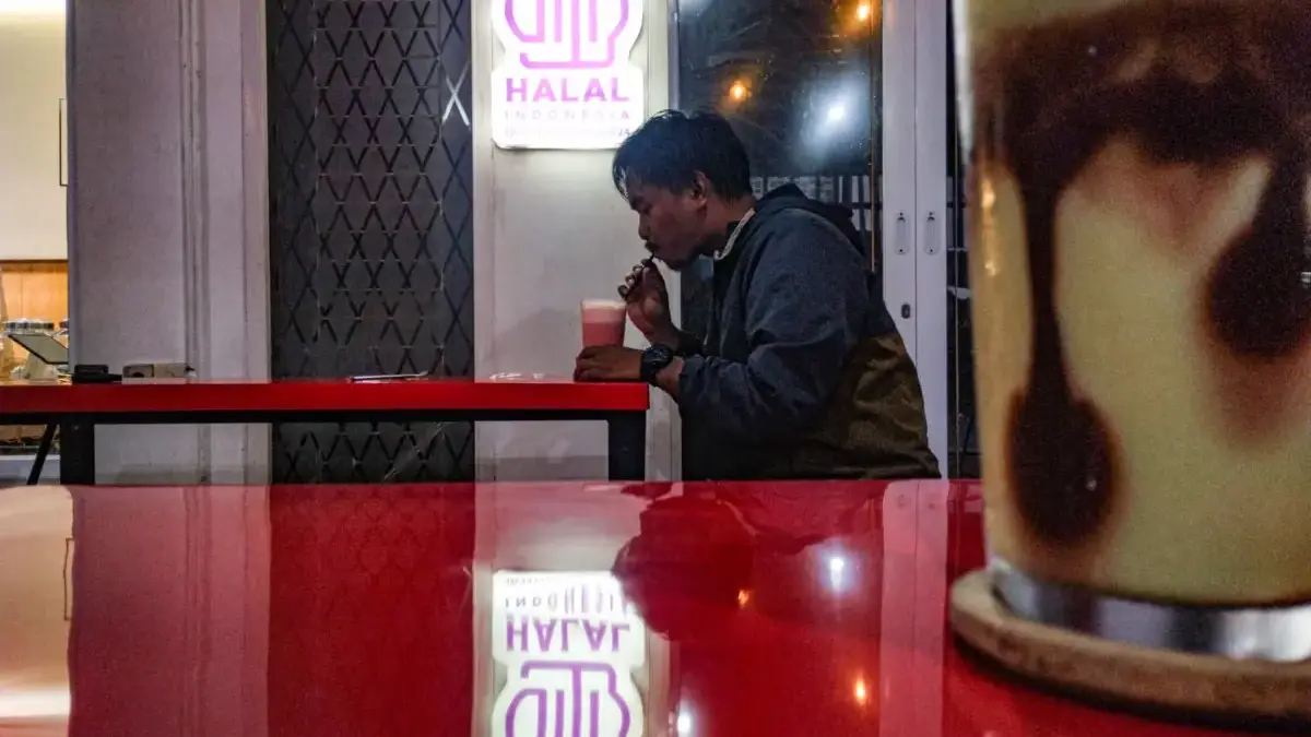 Pengunjung menikmati minum jus di salah satu kedai di Jalan Rajamantri Kulon, Kota Bandung, Kamis (8/1). Foto: