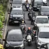 Sejumlah pengendara sepeda motor melintas saat terjebak kemacetan di Jalan Dr Djunjunan, Kota Bandung, Sabtu (