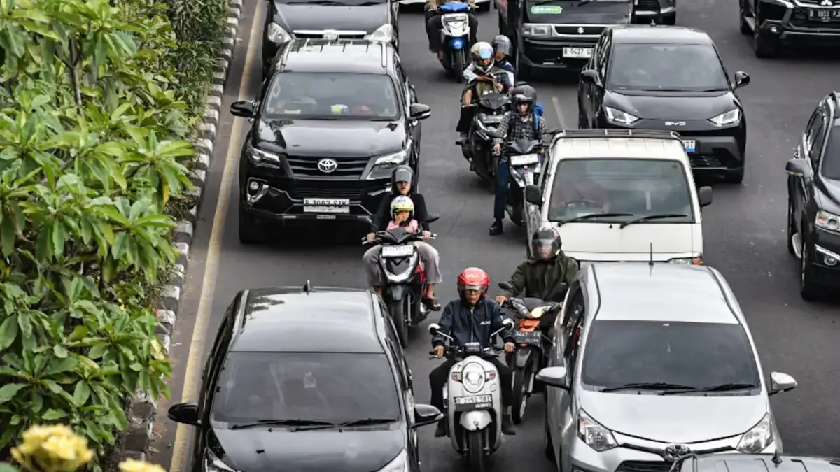 Sejumlah pengendara sepeda motor melintas saat terjebak kemacetan di Jalan Dr Djunjunan, Kota Bandung, Sabtu (