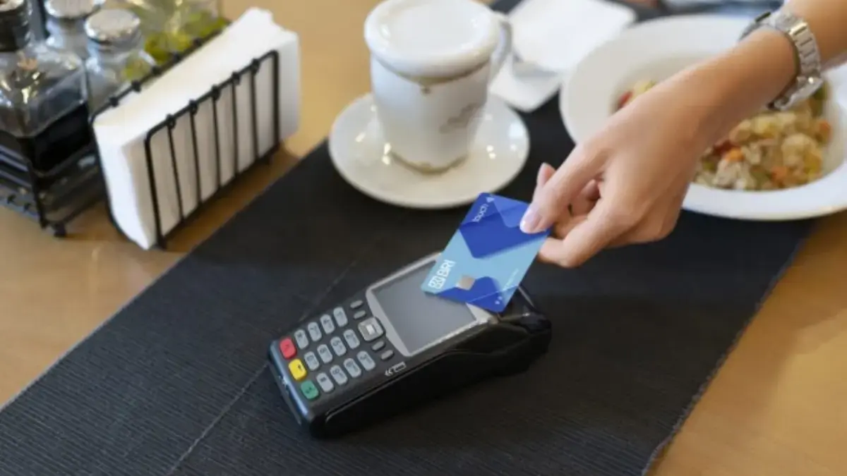 ILUSTRASI menggunakan kartu kredit BRI secara aman.