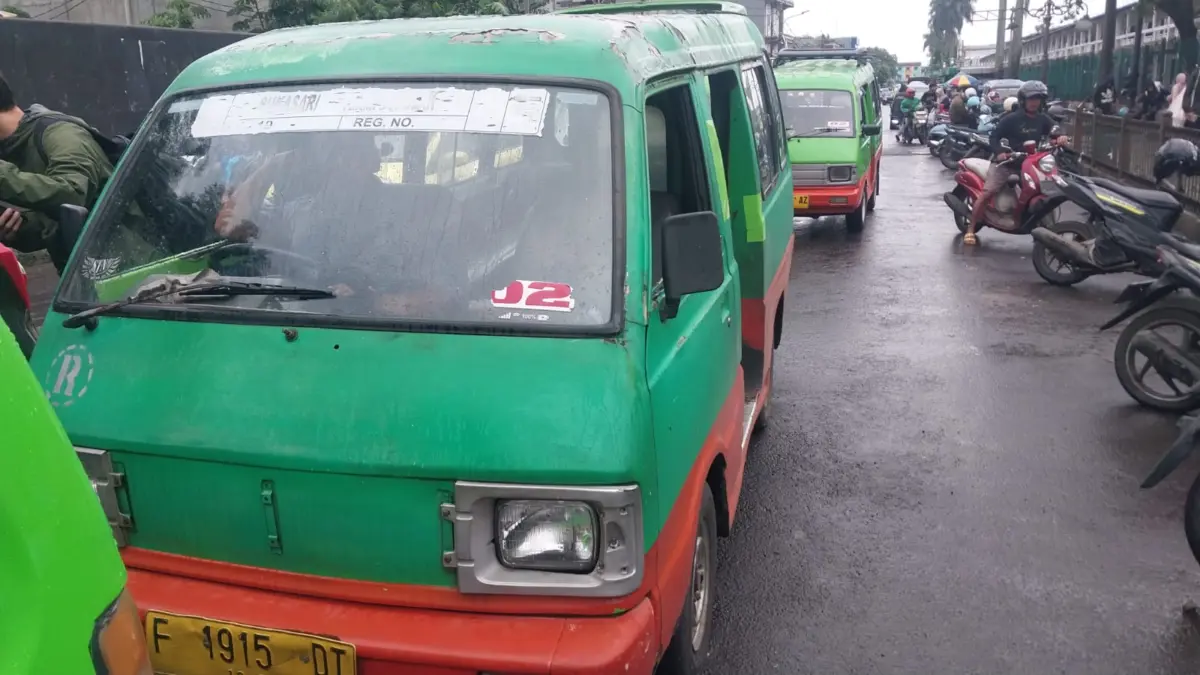 Ngeluh Larangan Ngetem, Sopir Angkot di Bogor: Cari Penumpang Makin Sulit! Para sopir Angkot Kota Bogor yang sedang mengetem di Jalan Mayor Oking. Foto: Regi