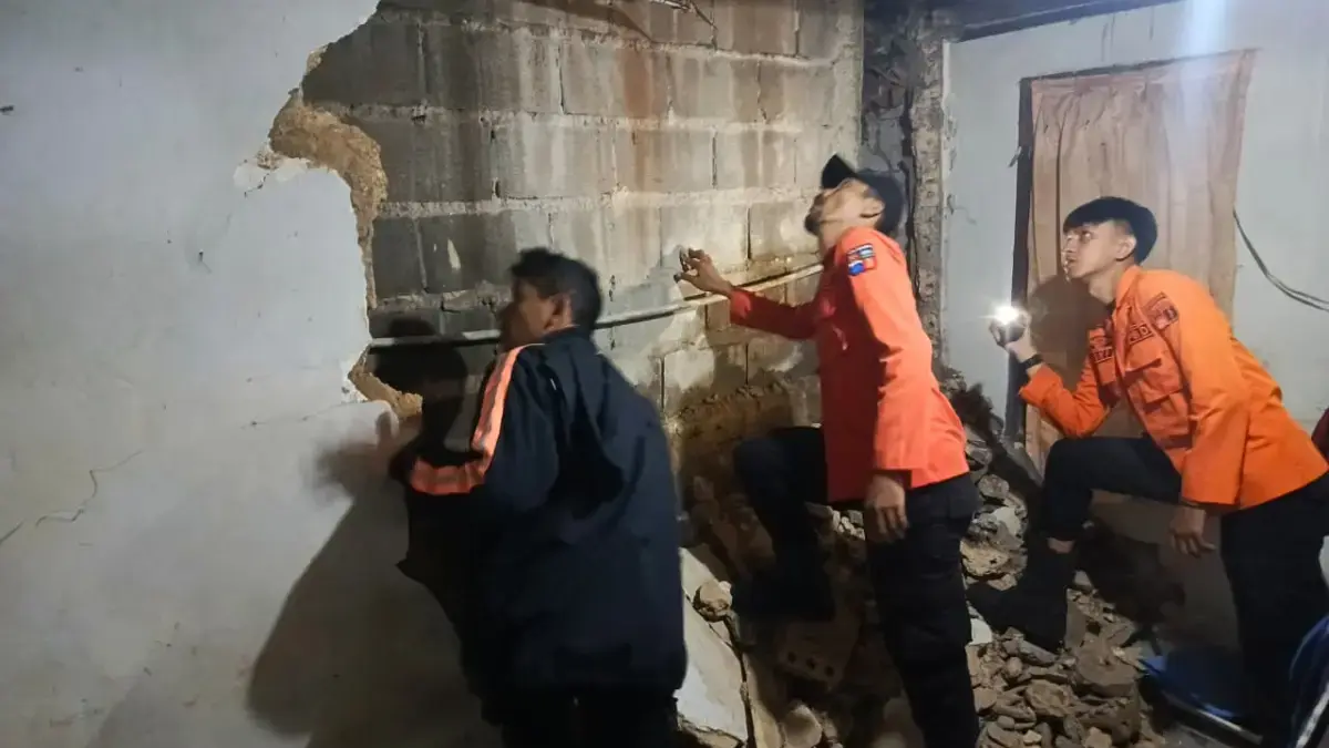 Tembok Rumah Warga di Bantarjati Bogor Ambruk Akibat Hujan Deras Tembok rumah milik seoang warga di Kelurahan Bantarjati, Kecamatan Bogor Utara, Kota Bogor, ambruk akibat cuac