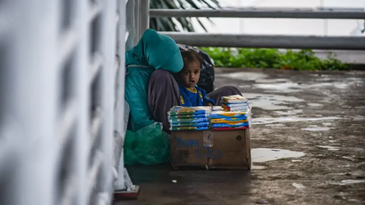 Seorang penjual tisu tidur di atas Jembatan Penyeberangan Orang (JPO) di Jalan Merdeka, Kota Bandung, Selasa (