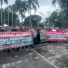 Ratusan sopir dan pemilik angkutan kota (angkot) menggelar aksi unjuk rasa di Gedung Balai Kota Bogor, Kamis (